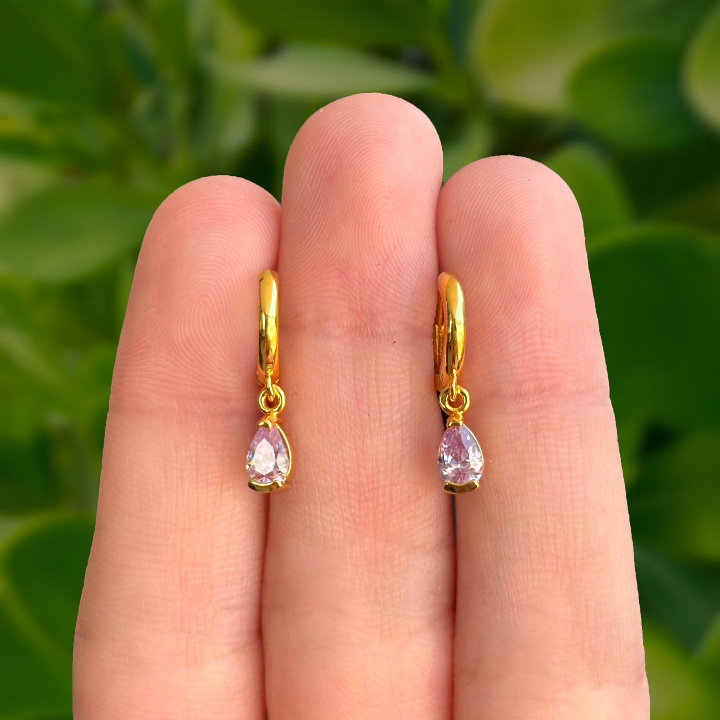 Aretes Arracada Dorada Gota de Zirconia Lila Chapa de Oro Az172