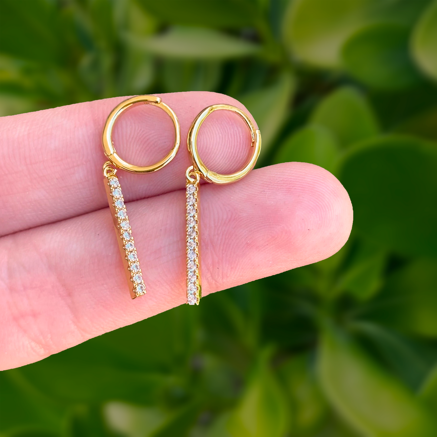 Aretes Dorados Arracada Largo de Zirconias Chapa de Oro Az120