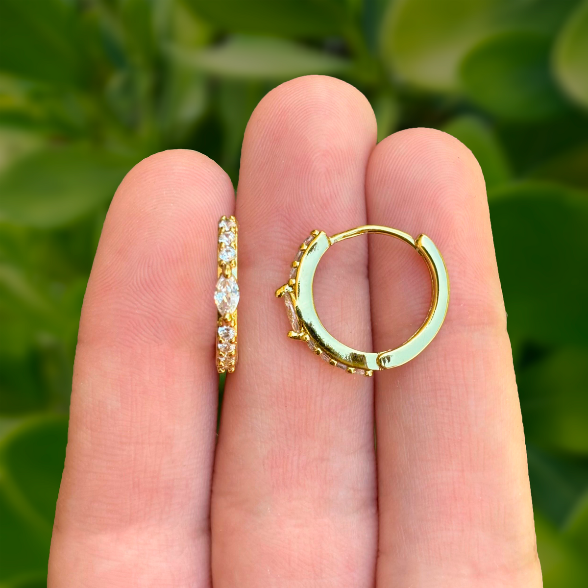 Aretes Arracada Dorada de Zirconias Blancas con Gota Chapa de Oro