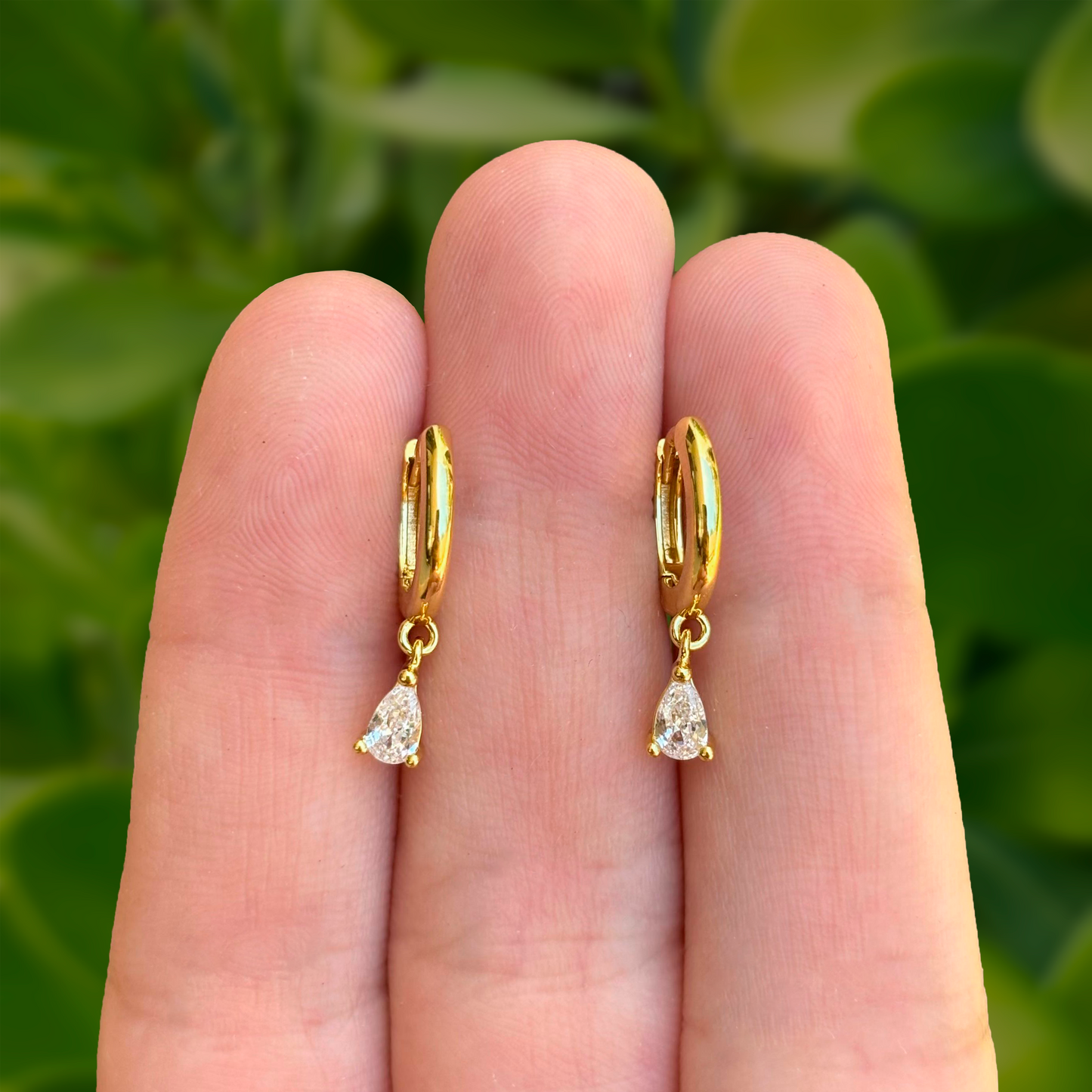 Aretes Arracada Dorada Gota de Zirconia Blanca Chapa de Oro Az278