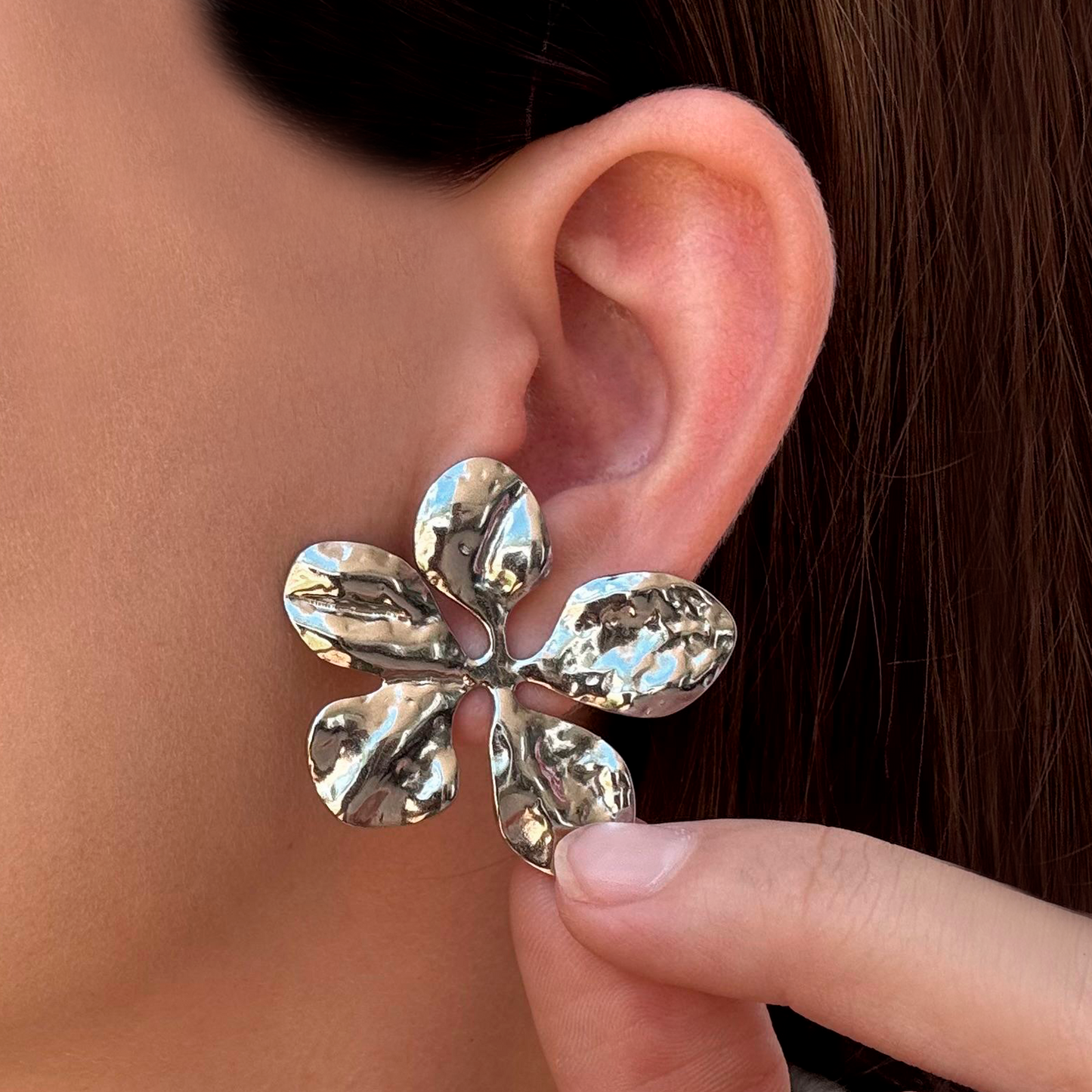 Aretes Plateados Flor de Acero  1o8