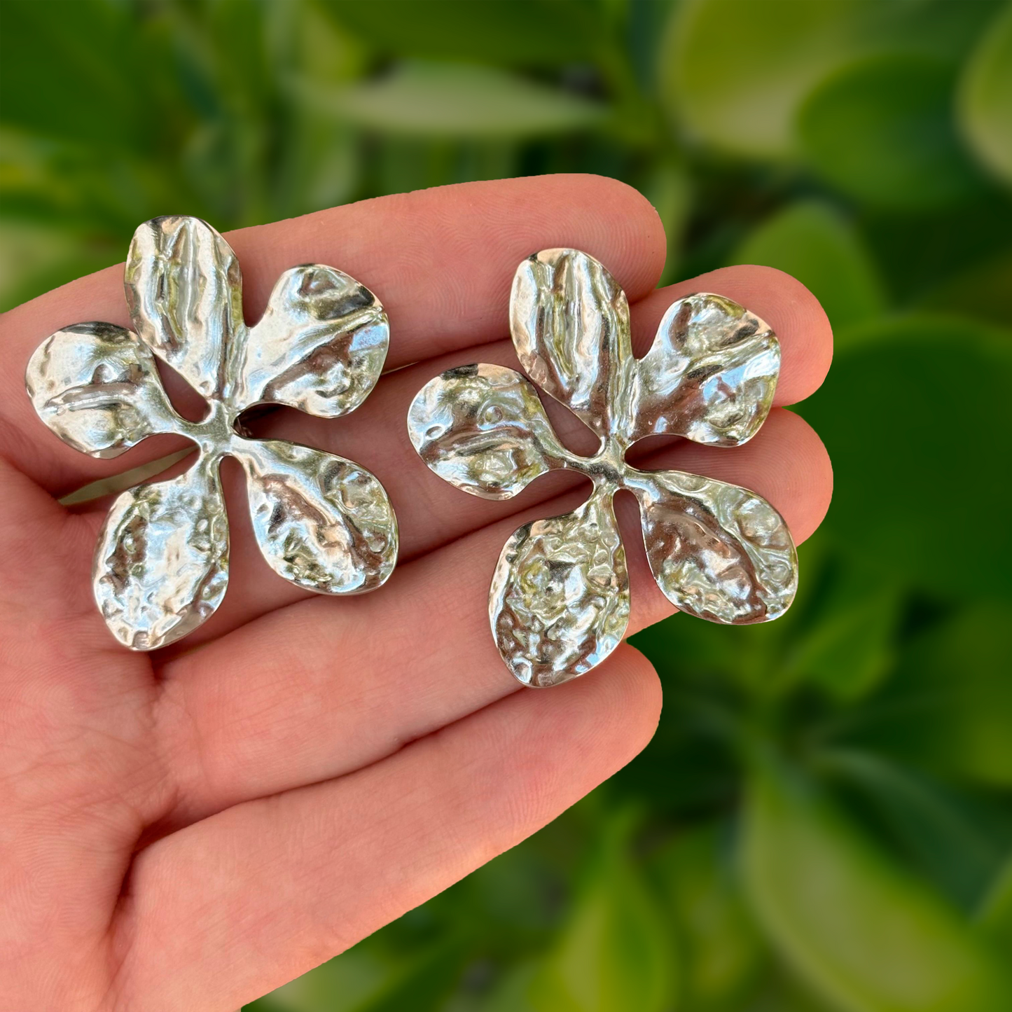 Aretes Plateados Flor de Acero  1o8
