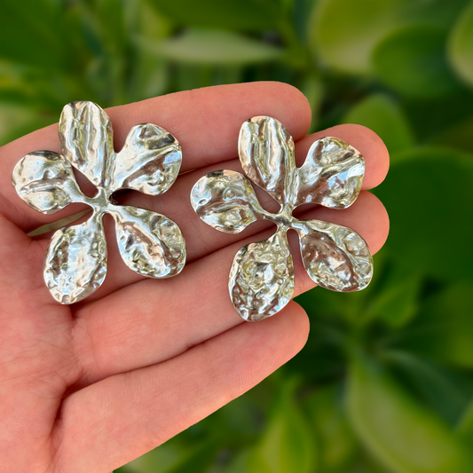 Aretes Plateados Flor de Acero  1o8