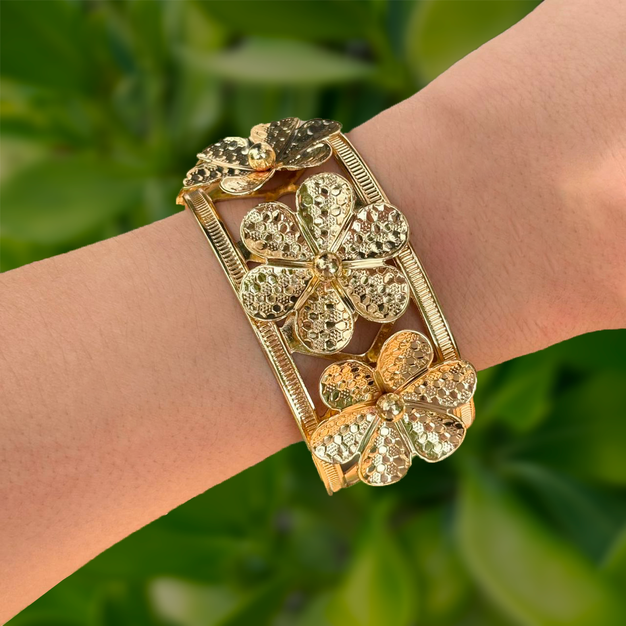Pulsera Dorada Ancha Flores Metálica  2BB9