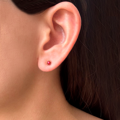 Aretes Dorados Mini Zirconia Roja Acero Inoxidable  1M7