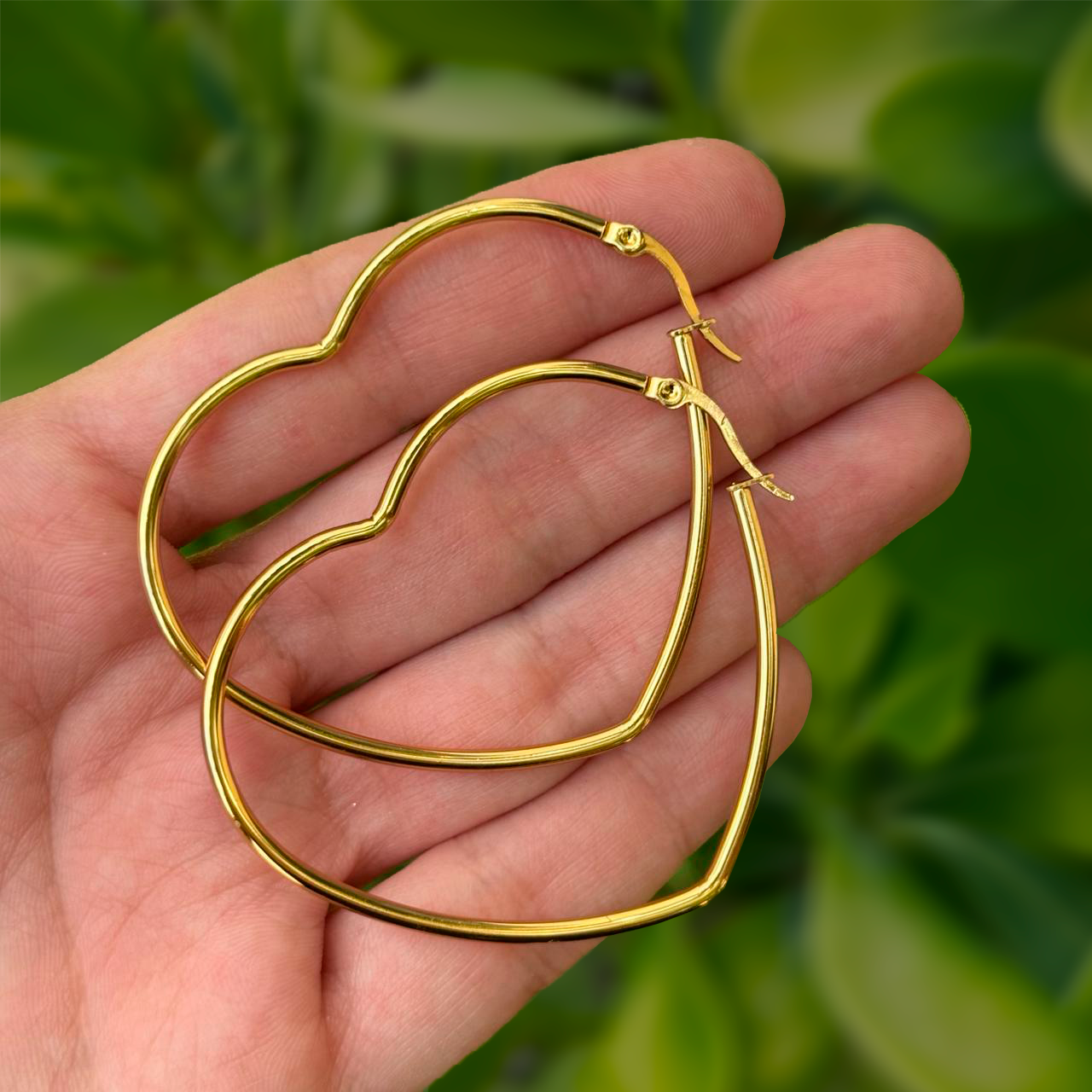 Aretes Dorados Corazón Delineado  Acero Inoxidable 3E4
