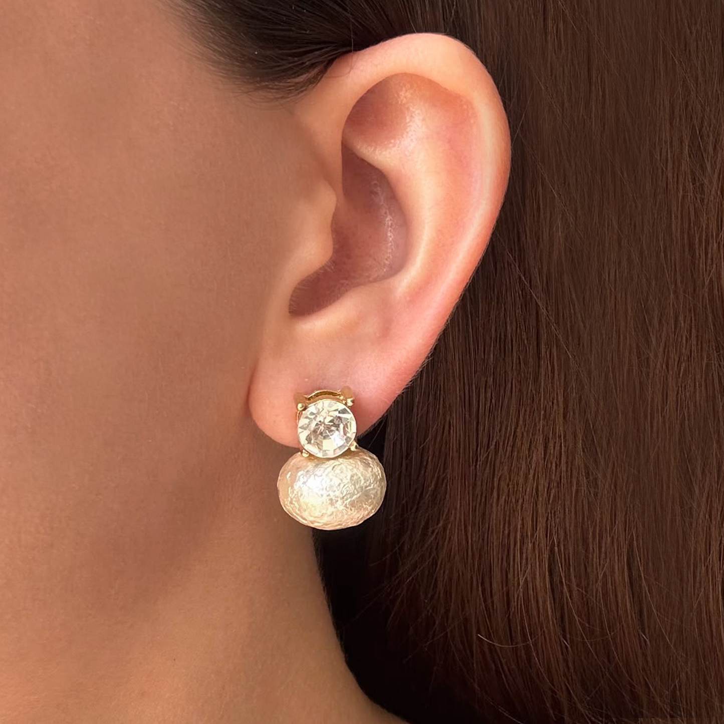 Aretes Dorados Perla Rugosa Zirconia
