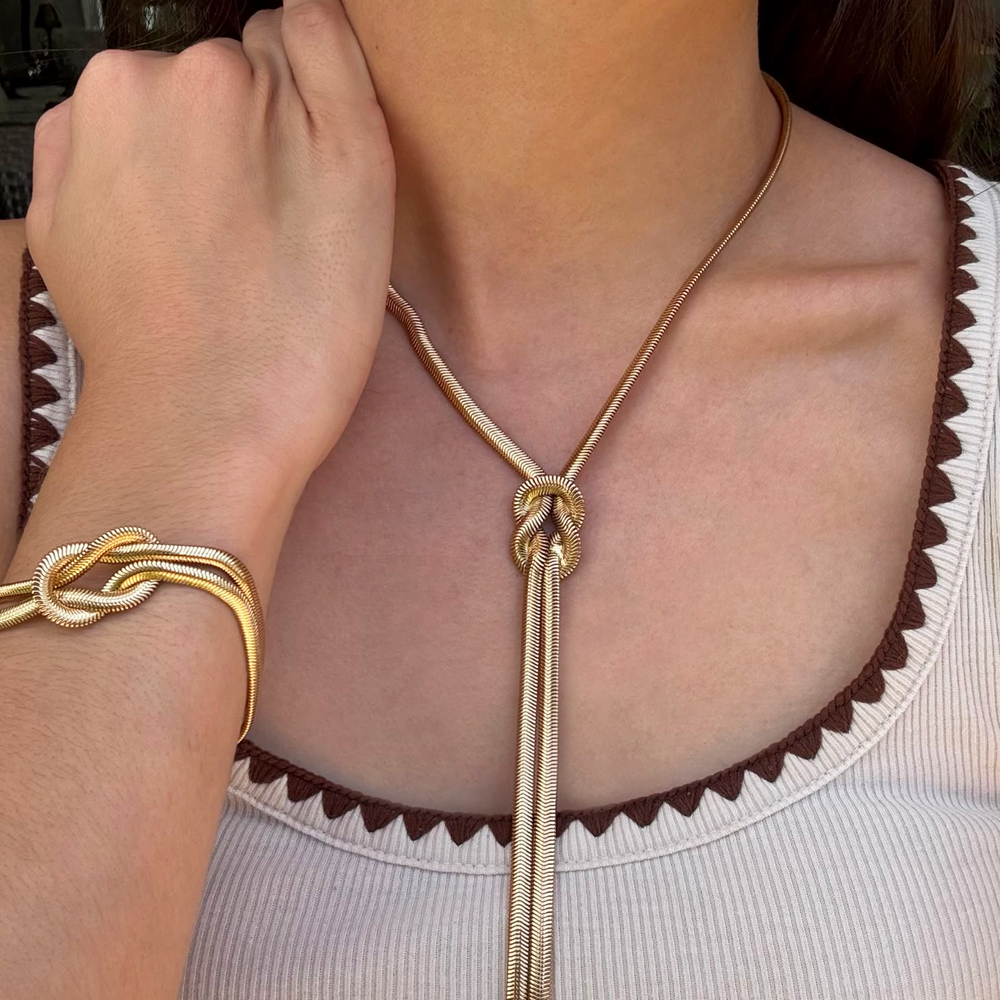 Set Collar y Pulsera Dorado Corbatero