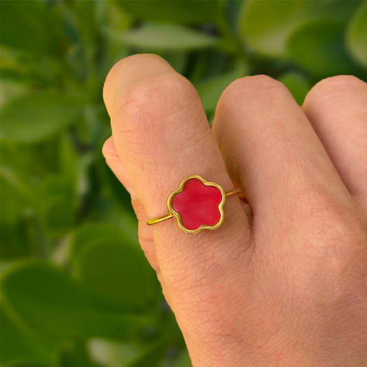 Anillo Dorado Trebol Rojo Acero de Titanio
