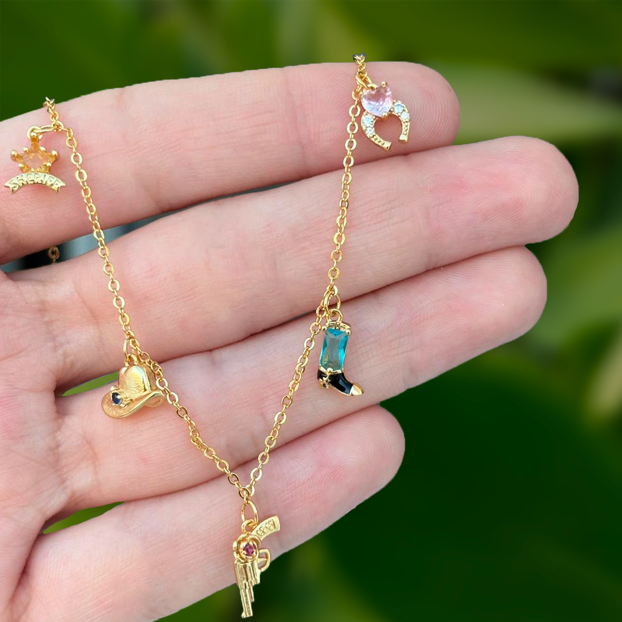 Collar Dorado Charms Pistola Chapa de Oro