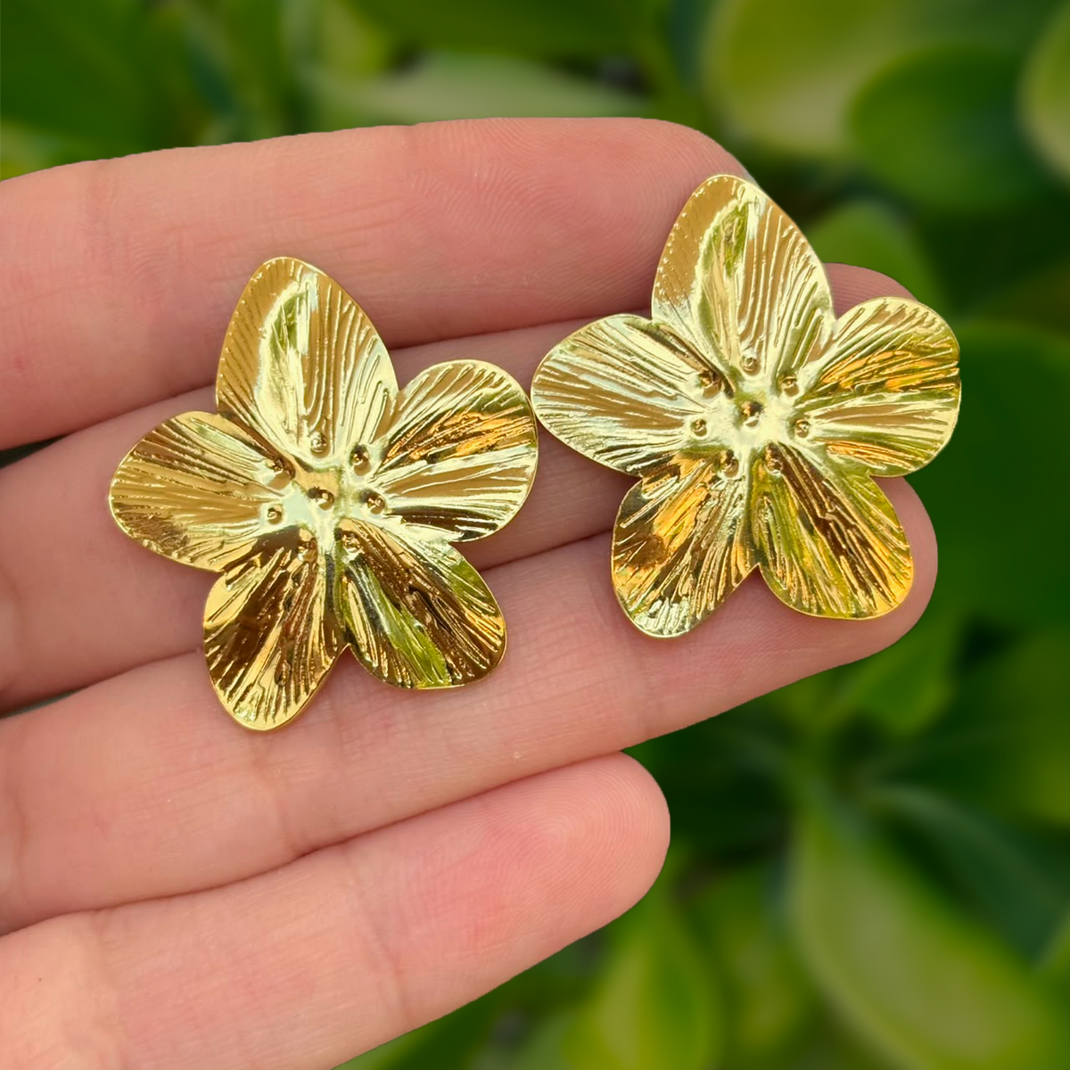 Aretes Dorados Flor Retro Acero de Titanio