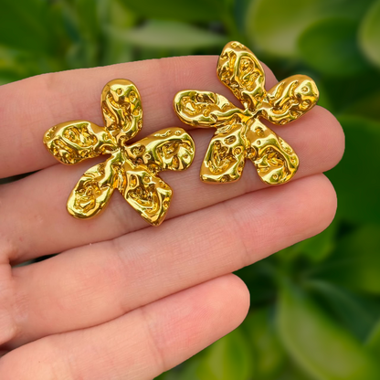 Aretes Dorados Flor Retro Acero de Titanio