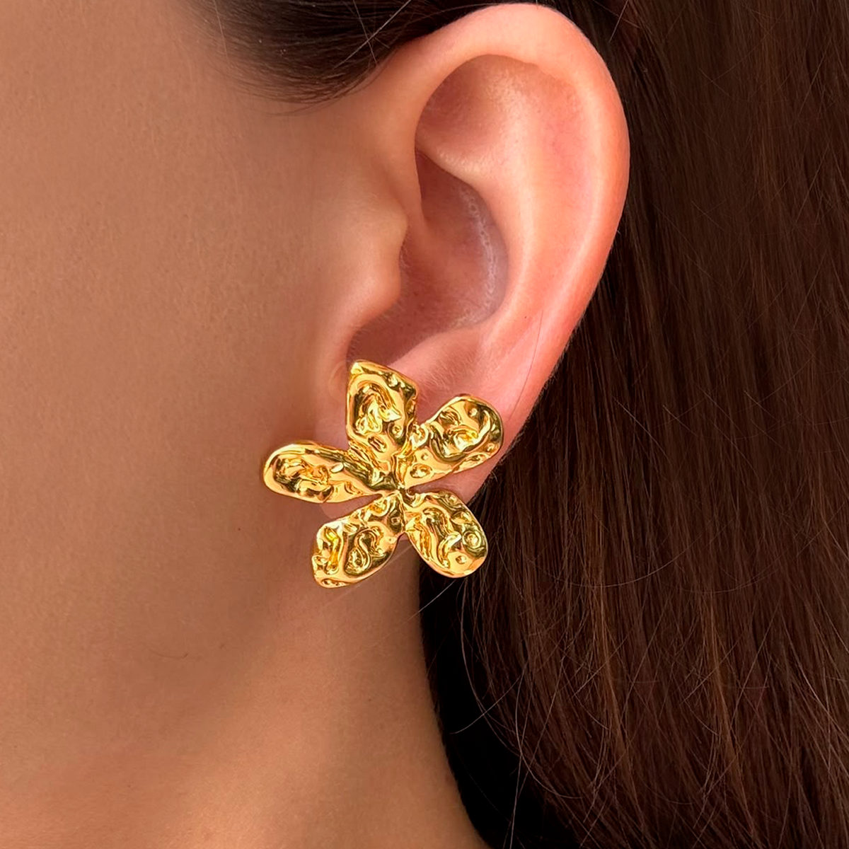 Aretes Dorados Flor Retro Acero de Titanio