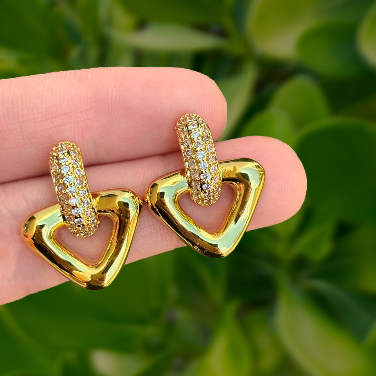 Aretes Dorados Semi Arracada Triangulo Chapa de Oro