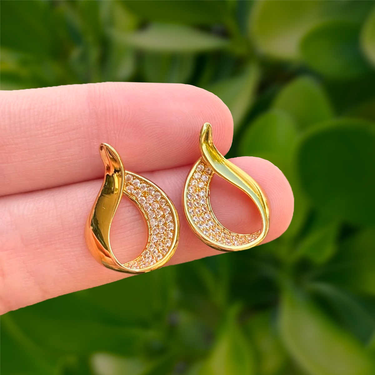 Aretes Dorados Gota Elegante con Zirconias Chapa de Oro