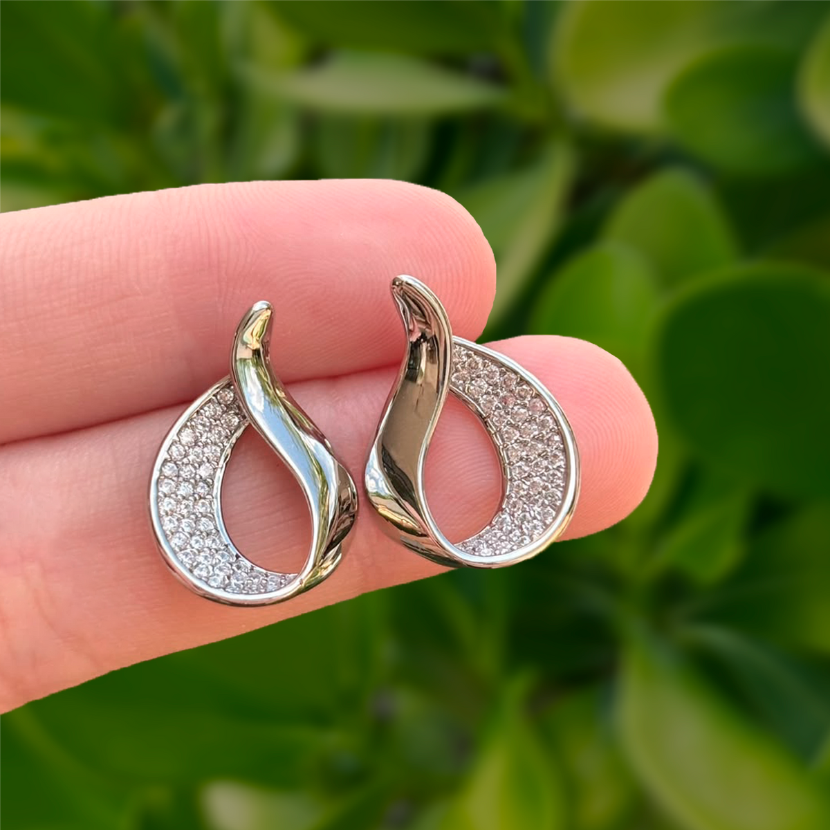 Aretes Plateados Gota Elegante con Zirconias Chapa de Oro