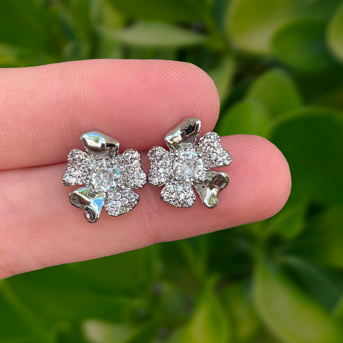 Aretes Plateados Flor Doblada con Zirconias Chapa de Oro