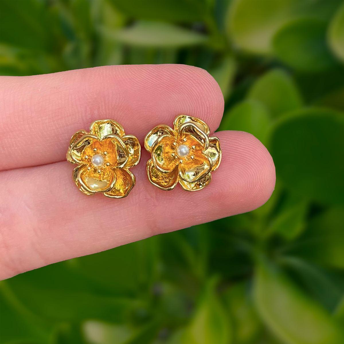 Aretes Dorados Flor con Mini Perla Chapa de Oro