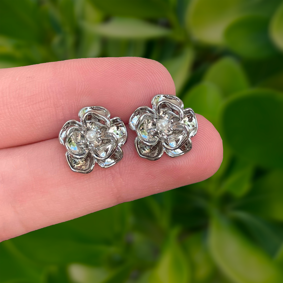 Aretes Plateados Flor con Mini Perla Chapa de Oro
