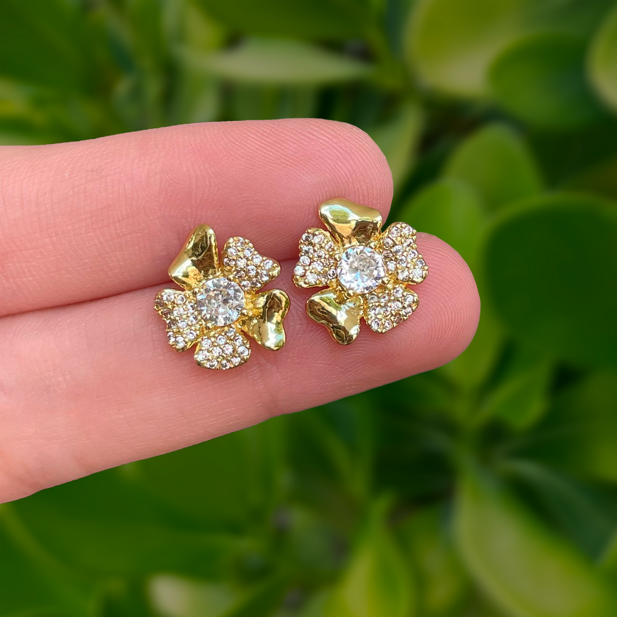 Aretes Dorados Flor Doblada con Zirconias Chapa de Oro