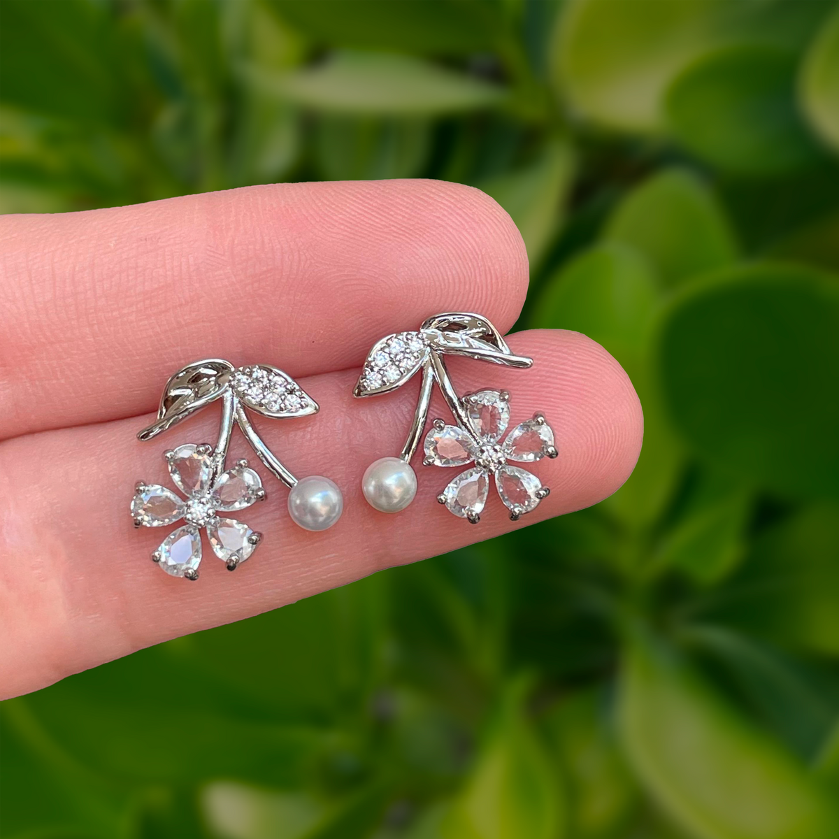 Aretes Plateados Flor Perla y Zirconias Chapa de Oro