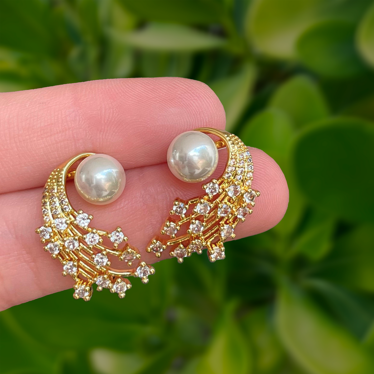 Aretes Dorados Destello con Zirconias y Perla Chapa de Oro