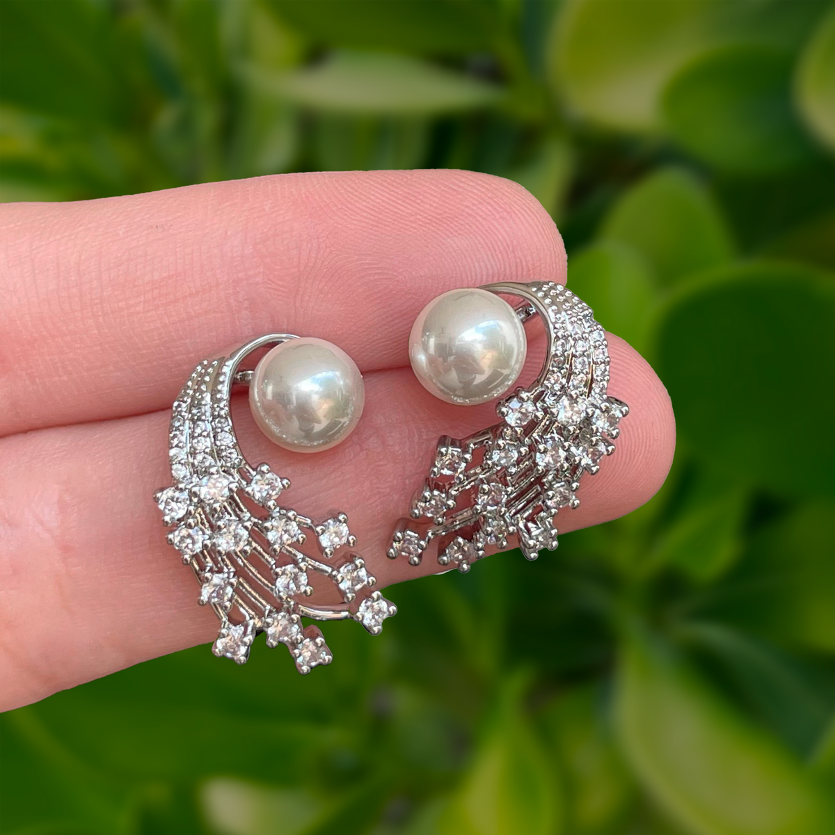 Aretes Plateados Destello con Zirconias y Perla Chapa de Oro