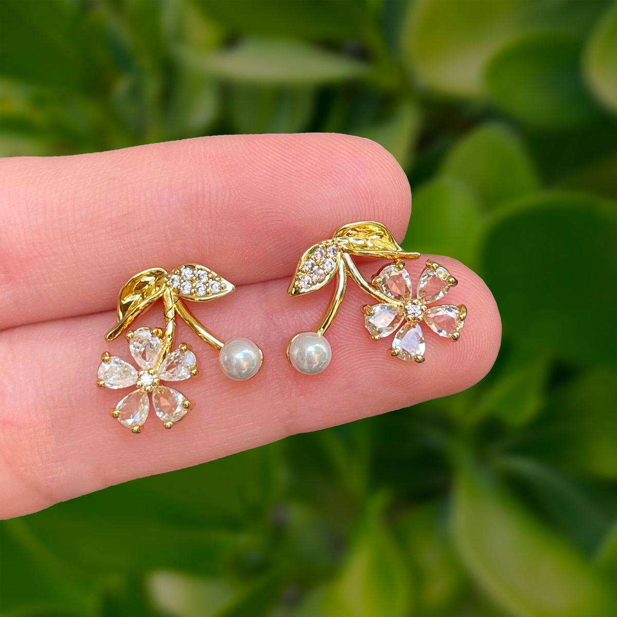 Aretes Dorados Flor Perla y Zirconias Chapa de Oro