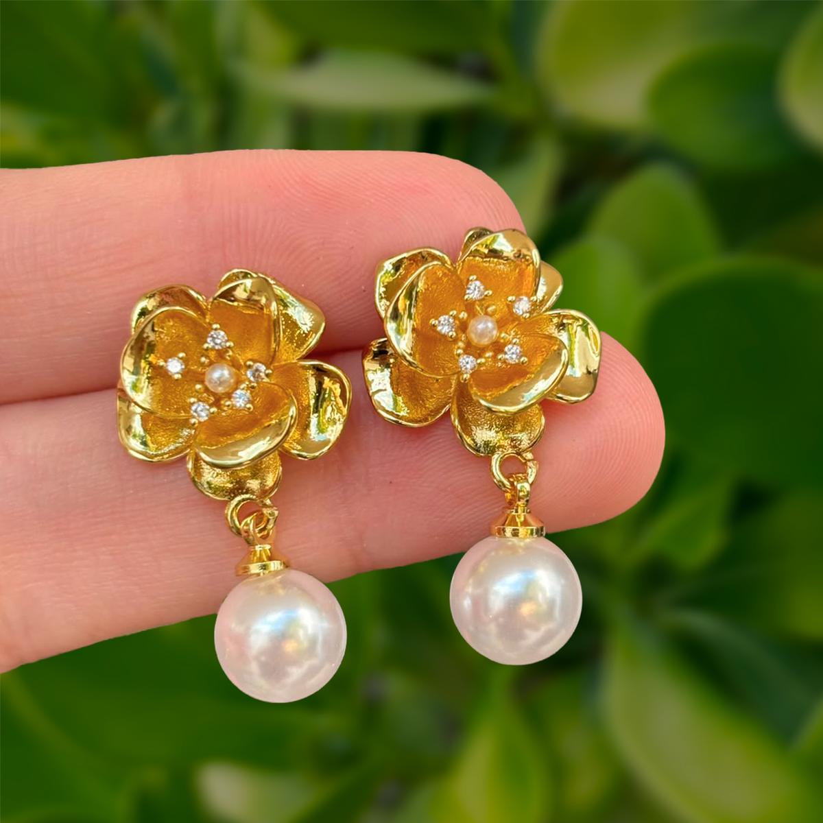 Aretes Dorados de Flor con Perla Chapa de Oro