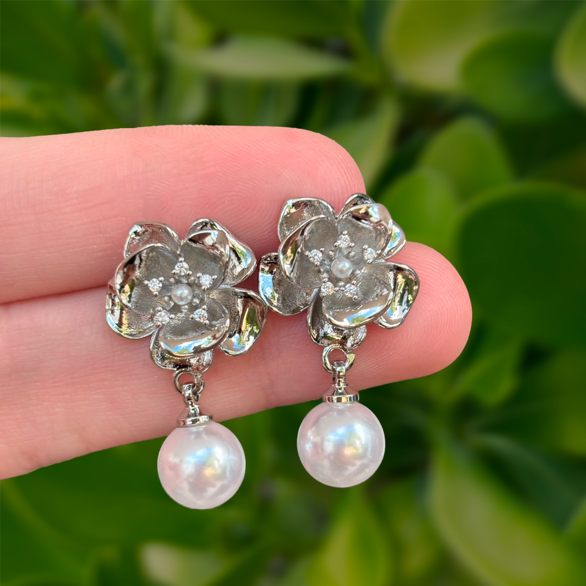 Aretes Plateados de Flor con Perla Chapa de Oro