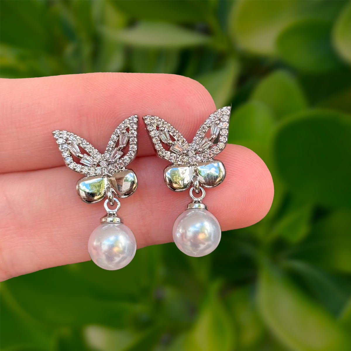 Aretes Plateados Mariposa Zirconias y Perla Chapa de Oro