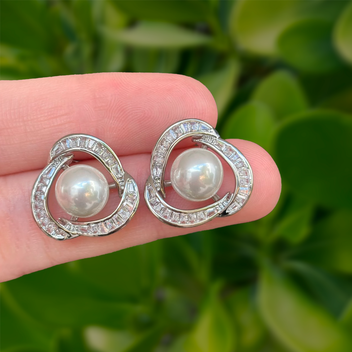 Aretes Plateados Perla Enlazada en Zirconias Chapa de Oro