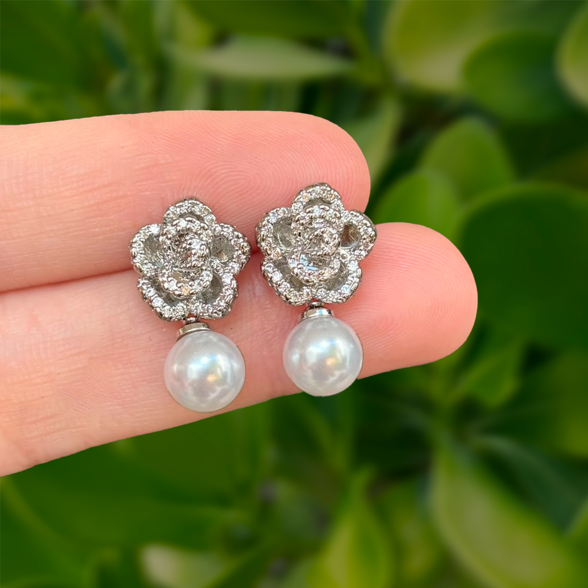 Aretes Plateados Flor con Perla y Zirconias Chapa de Oro