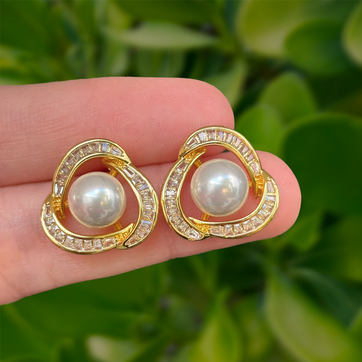 Aretes Dorados Perla Enlazada en Zirconias Chapa de Oro