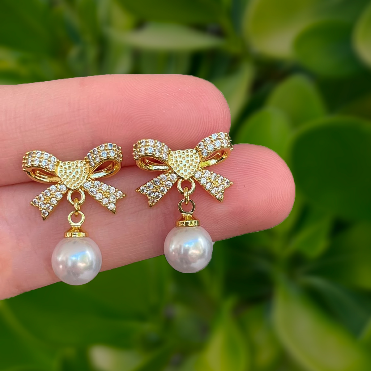 Aretes Dorados Lazo con Zirconias y Perla Chapa de Oro