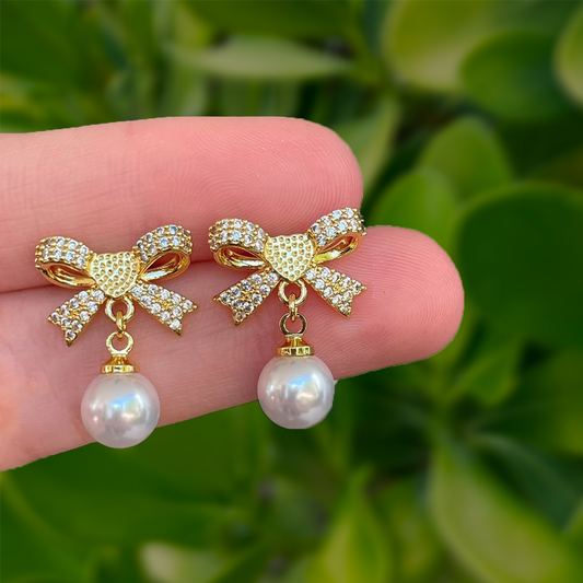 Aretes Dorados Lazo con Zirconias y Perla Chapa de Oro
