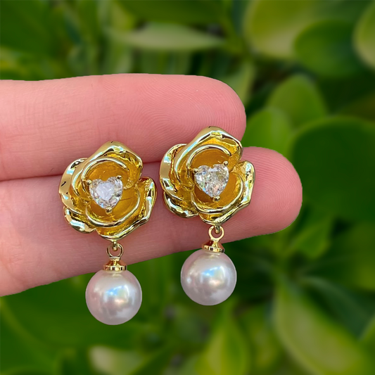 Aretes Dorados Flor con Zirconia de Corazon y Perla Chapa de Oro