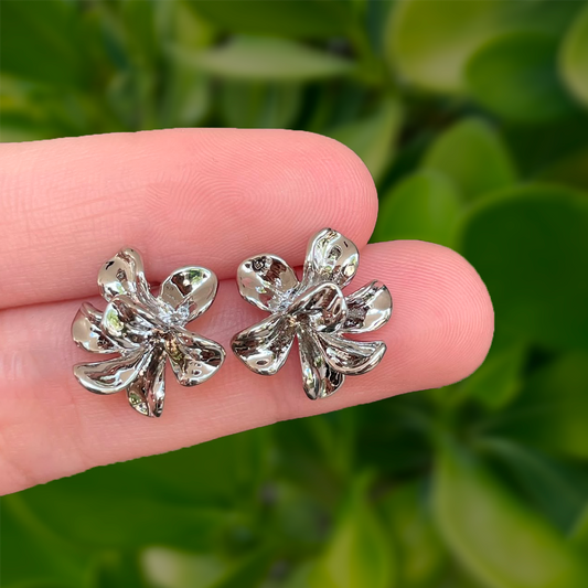 Aretes Plateados Flor Chapa de Oro