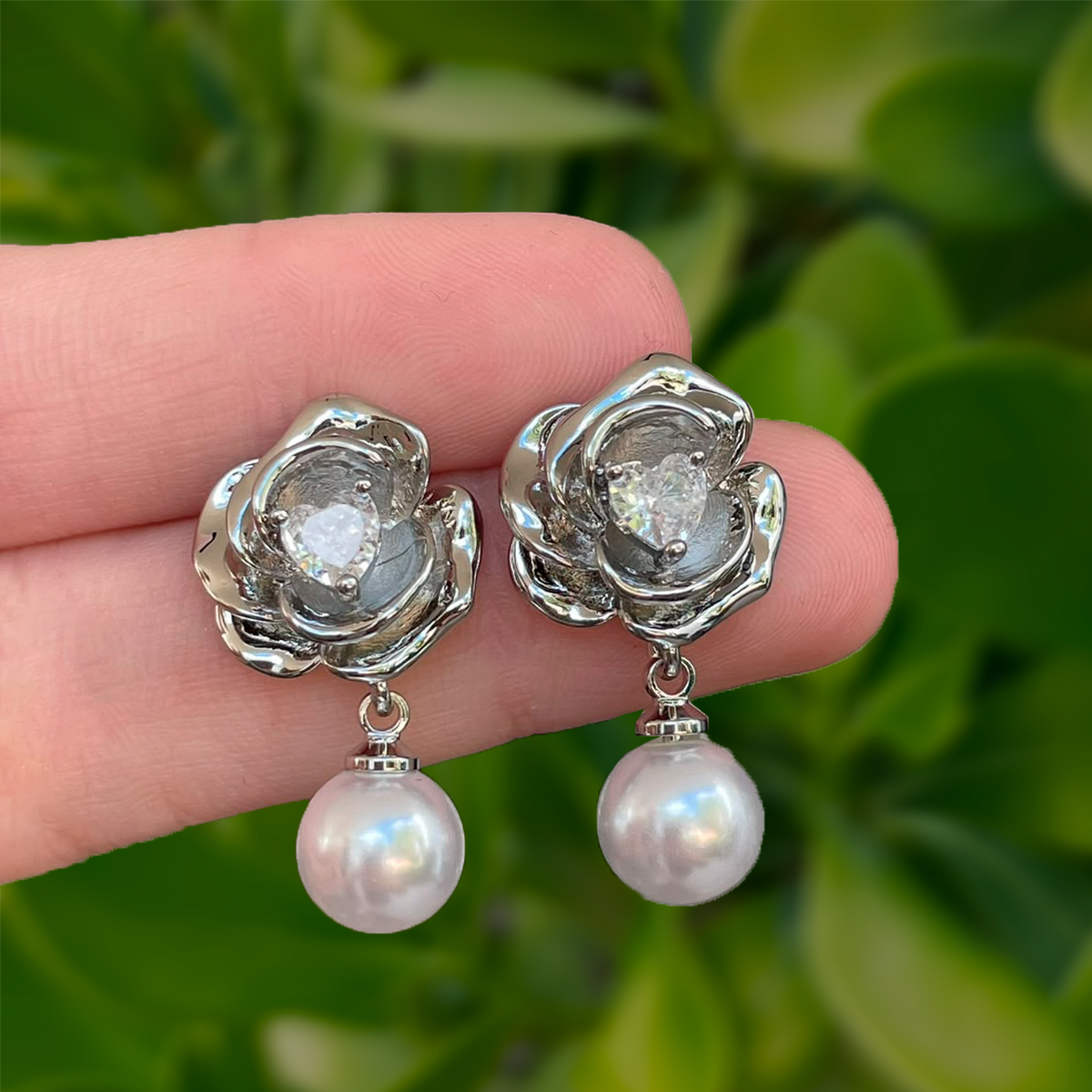 Aretes Plateados Flor con Zirconia de Corazon y Perla Chapa de Oro