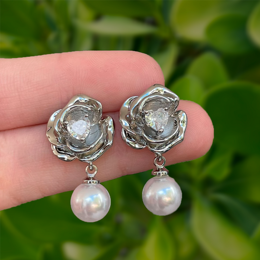 Aretes Plateados Flor con Zirconia de Corazon y Perla Chapa de Oro