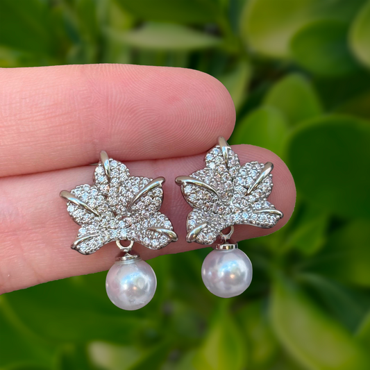 Aretes Plateados Hoja Zirconias y Perla Chapa de Oro
