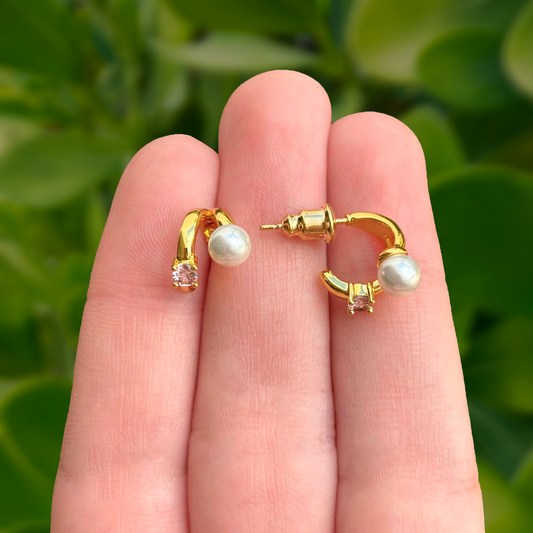 Aretes Dorados Semi Arracada con Perla y Zirconias Chapa de Oro