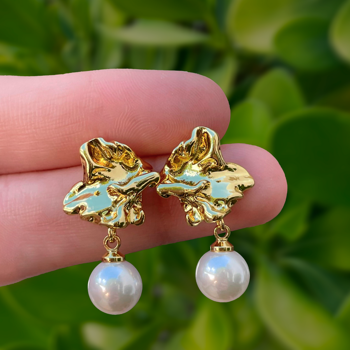 Aretes Dorados Arrugados con Perla Chapa de Oro