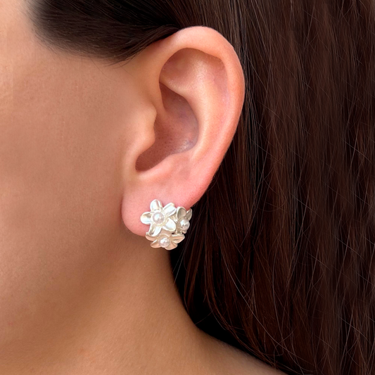 Aretes Plateados de Tres Florecitas con Perlitas 2xx3