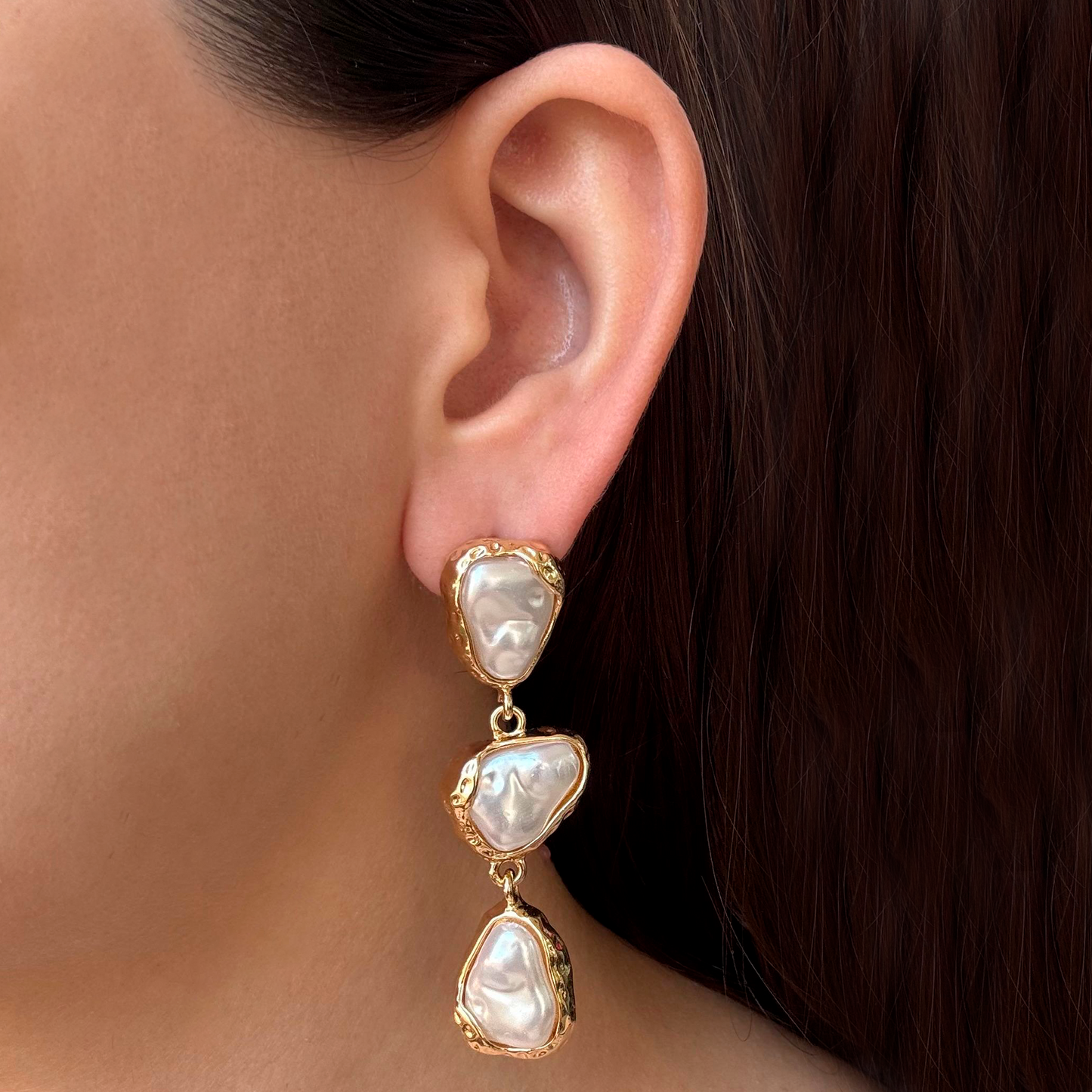 Aretes Dorados de Concha Irregular  1G6