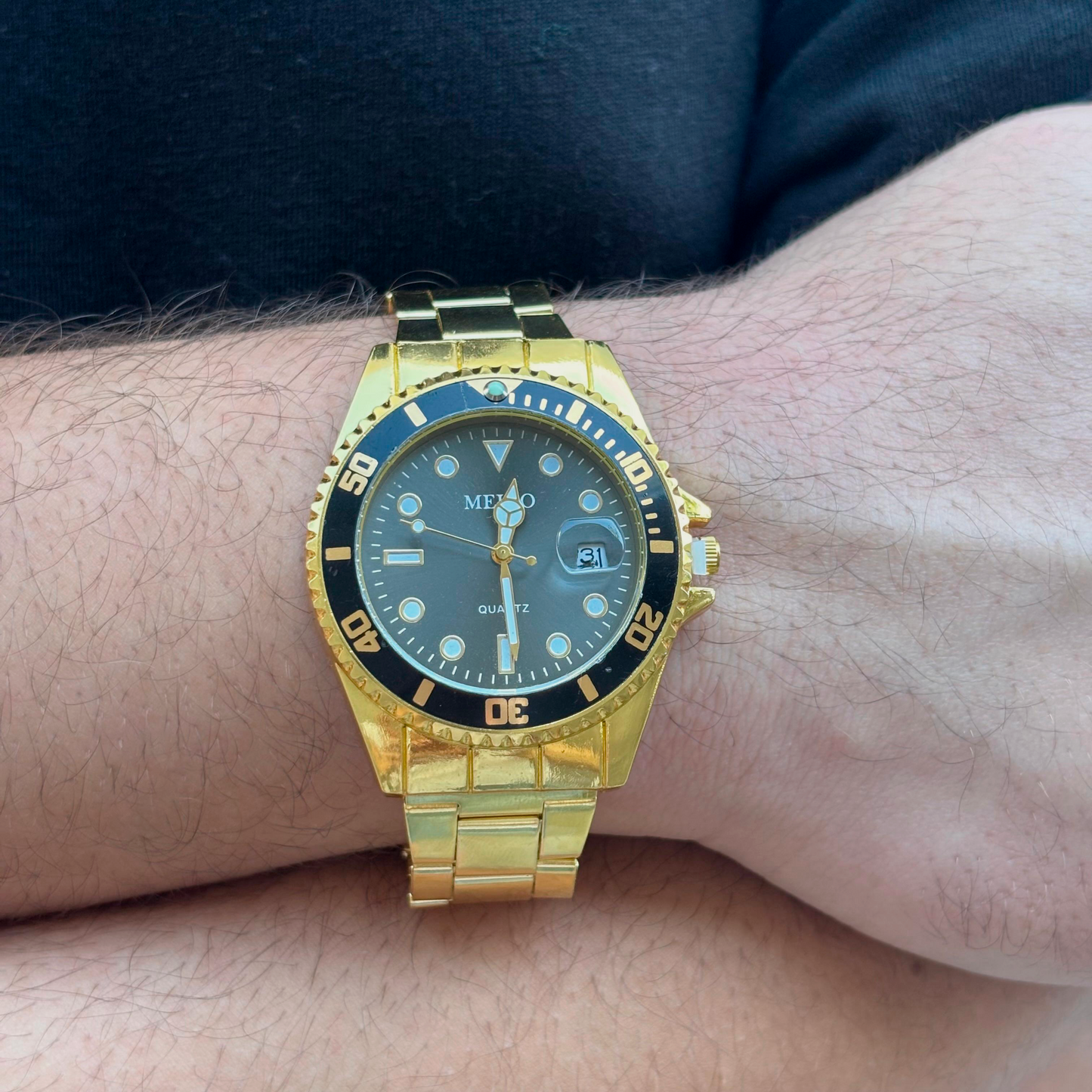 Reloj Dorado y Negro de Pulsera  3H5