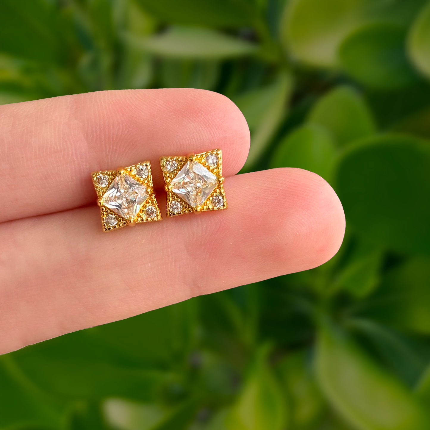 Aretes Dorados Cuadrado con Zirconia Chapa de Oro Az347