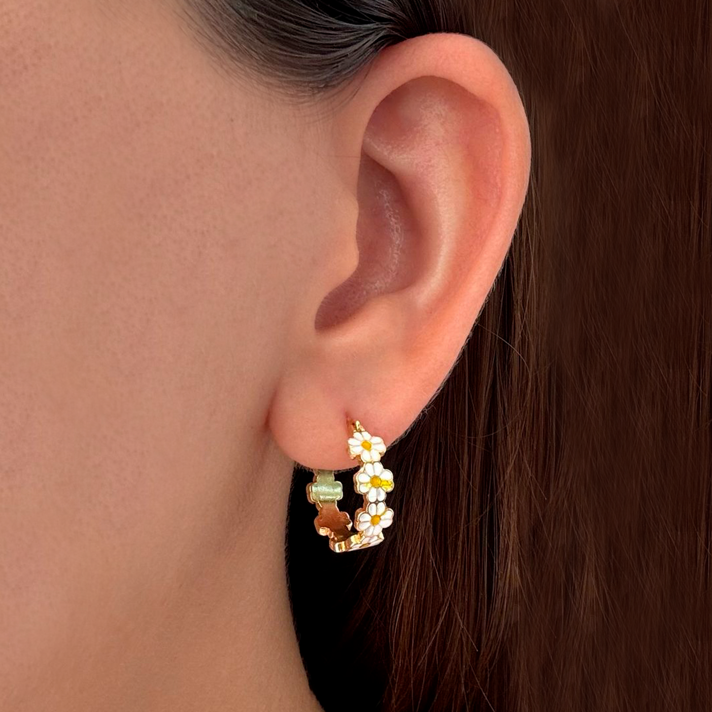 Aretes Arracada Flor Blanca Chapa de Oro  2B8