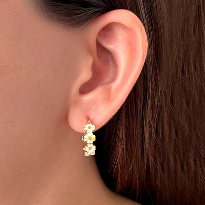 Aretes Arracada Flor Blanca Chapa de Oro  2B8