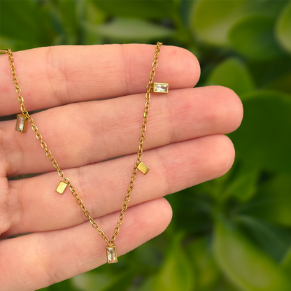 Collar Dorado Zirconias Verdes Acero de Titanio